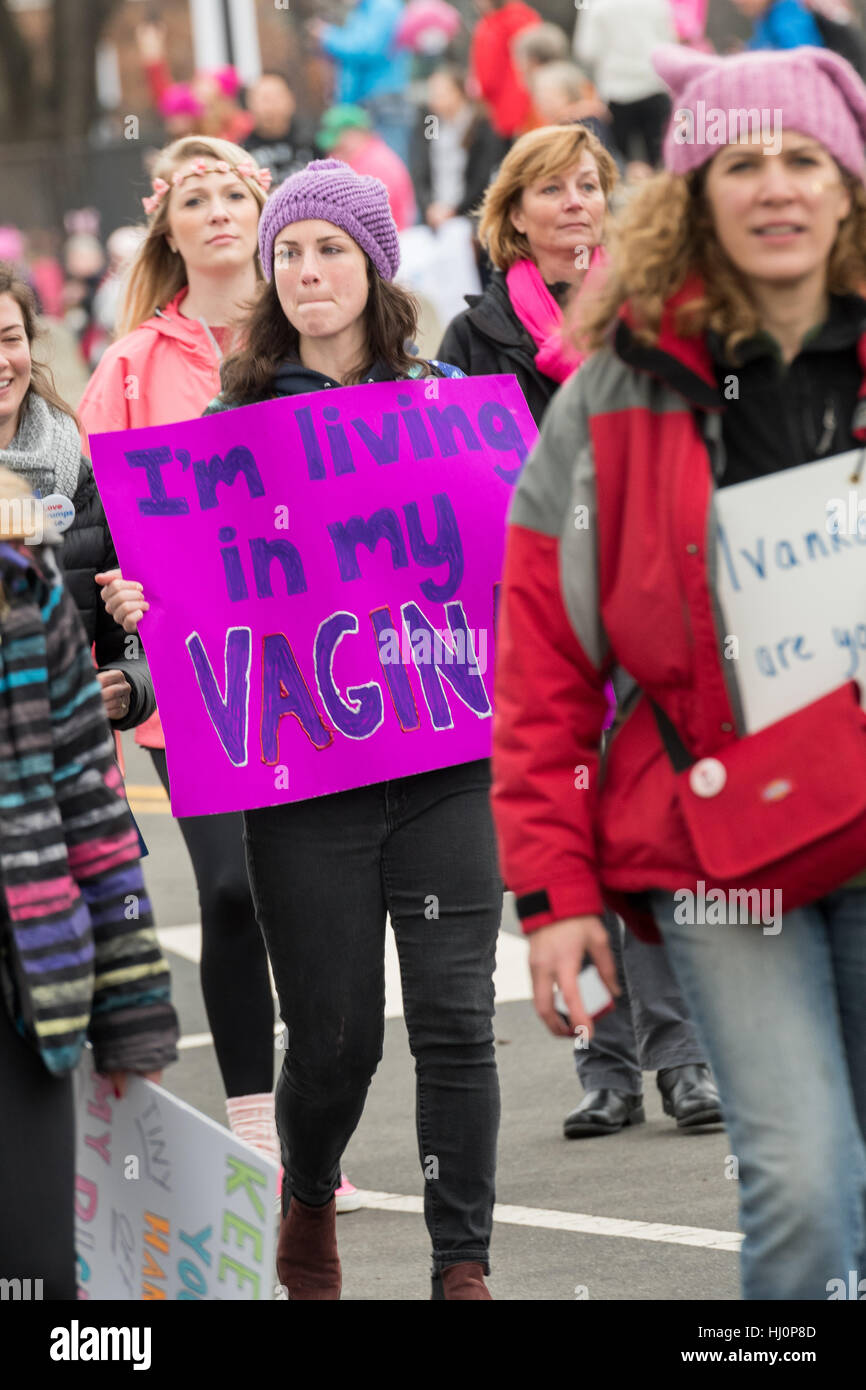 Washington, Stati Uniti d'America. Xxi gen, 2017.manifestanti segni d'onda durante la donna marzo su Washington in segno di protesta al presidente Donald Trump in Washington, DC. Più di 500.000 persone stipate National Mall in una pacifica e il festival di rally in un rimprovero del nuovo presidente. Credito: Planetpix/Alamy Live News Foto Stock