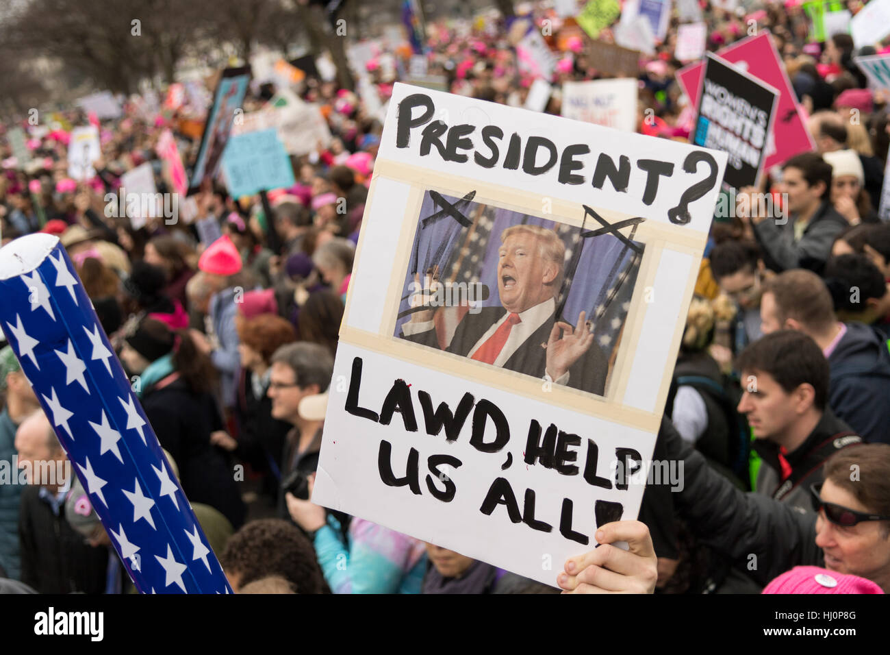 Washington, Stati Uniti d'America. Xxi gen, 2017.manifestanti segni d'onda durante la donna marzo su Washington in segno di protesta al presidente Donald Trump in Washington, DC. Più di 500.000 persone stipate National Mall in una pacifica e il festival di rally in un rimprovero del nuovo presidente. Credito: Planetpix/Alamy Live News Foto Stock