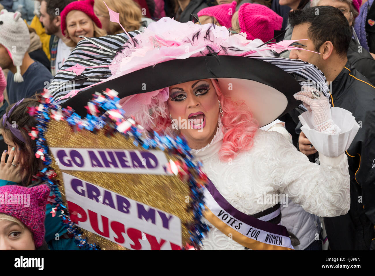 Washington, Stati Uniti d'America. Xxi gen, 2017.Una donna transexual grida slogan durante le donne del marzo su Washington in segno di protesta al presidente Donald Trump in Washington, DC. Più di 500.000 persone stipate National Mall in una pacifica e il festival di rally in un rimprovero del nuovo presidente. Credito: Planetpix/Alamy Live News Foto Stock