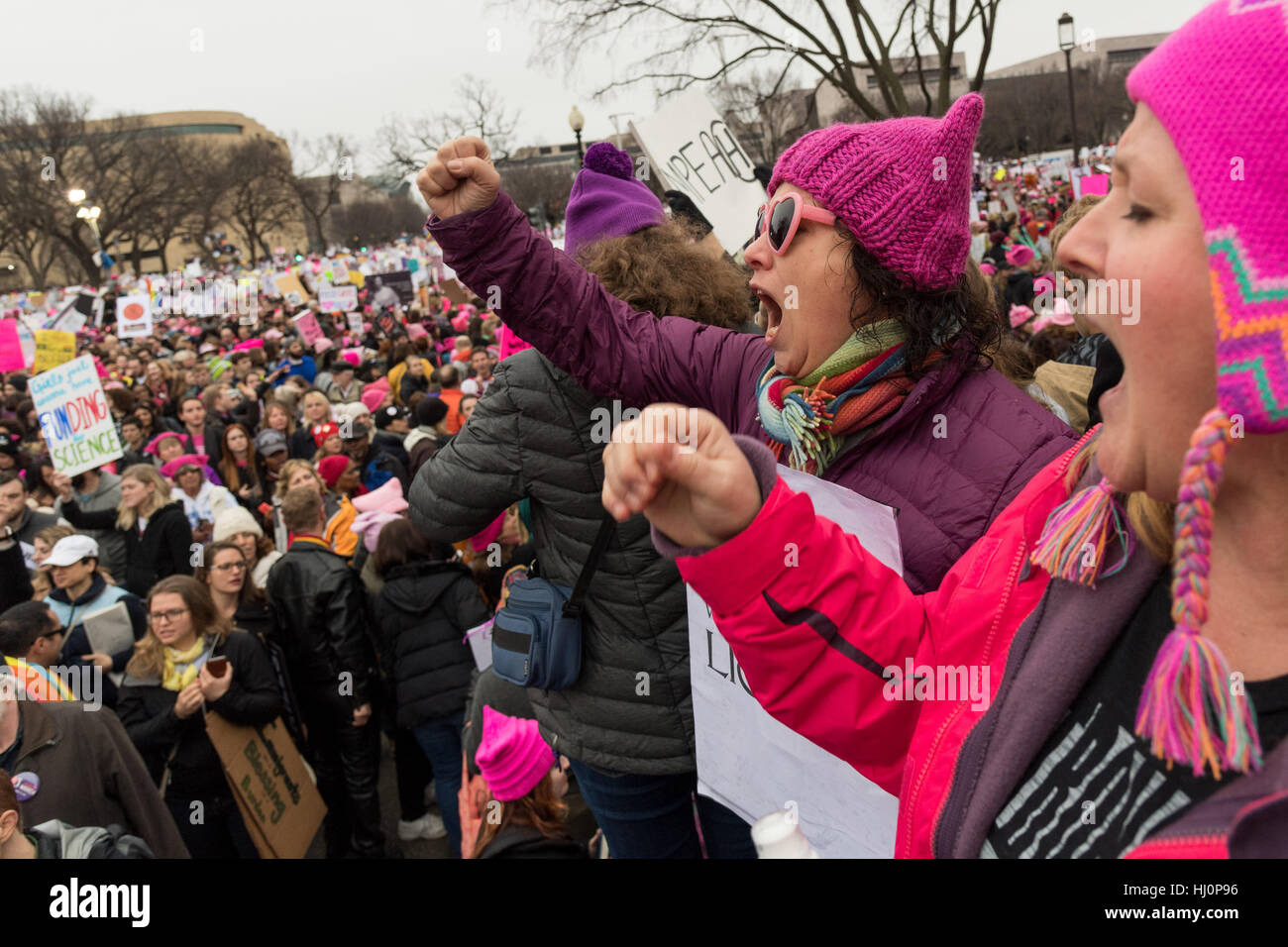 Washington, Stati Uniti d'America. Xxi gen, 2017.manifestanti segni di onda e gridare slogan durante le donne del marzo su Washington in segno di protesta al presidente Donald Trump in Washington, DC. Più di 500.000 persone stipate National Mall in una pacifica e il festival di rally in un rimprovero del nuovo presidente. Credito: Planetpix/Alamy Live News Foto Stock