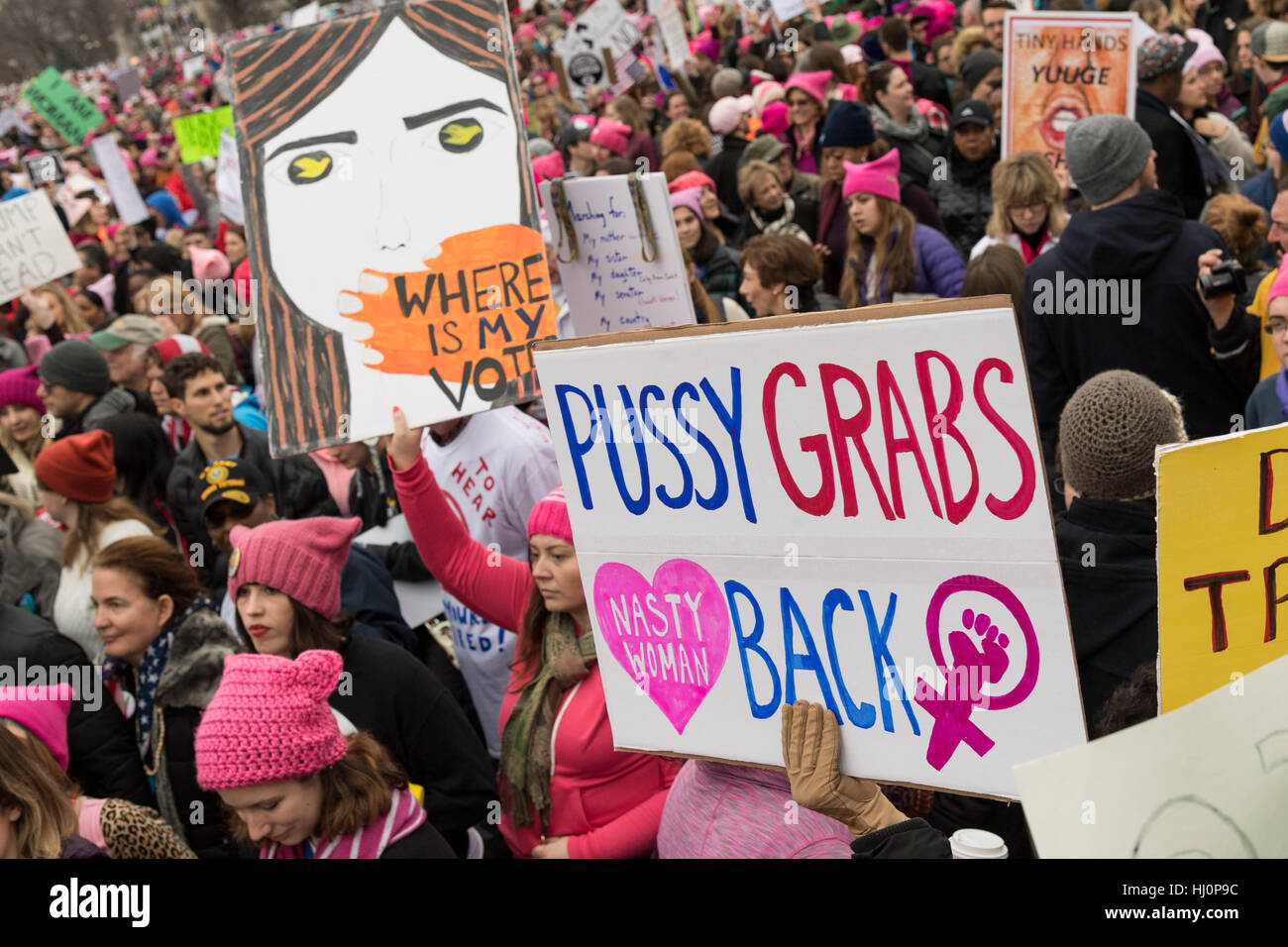 Washington, Stati Uniti d'America. Xxi gen, 2017.manifestanti segni d'onda durante la donna marzo su Washington in segno di protesta al presidente Donald Trump in Washington, DC. Più di 500.000 persone stipate National Mall in una pacifica e il festival di rally in un rimprovero del nuovo presidente. Credito: Planetpix/Alamy Live News Foto Stock