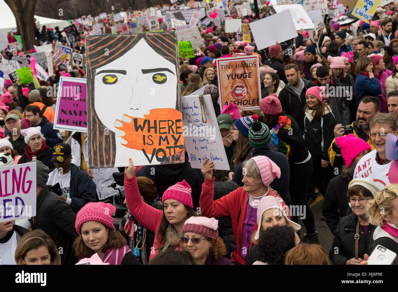 Washington, Stati Uniti d'America. Xxi gen, 2017.manifestanti segni d'onda durante la donna marzo su Washington in segno di protesta al presidente Donald Trump in Washington, DC. Più di 500.000 persone stipate National Mall in una pacifica e il festival di rally in un rimprovero del nuovo presidente. Credito: Planetpix/Alamy Live News Foto Stock