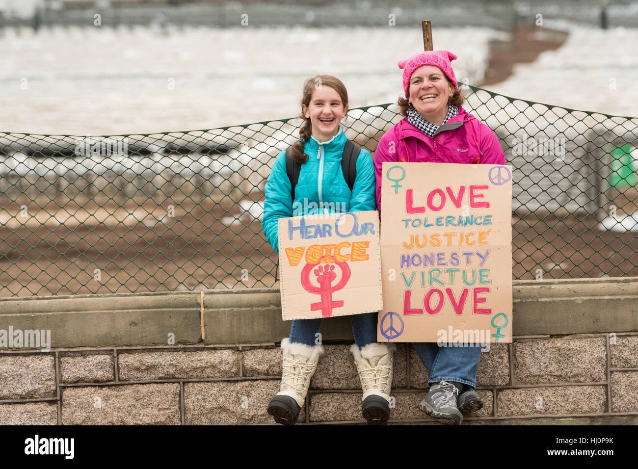 Washington, Stati Uniti d'America. Xxi gen, 2017.A madre e figlia di riposo durante le donne del marzo su Washington in segno di protesta al presidente Donald Trump in Washington, DC. Più di 500.000 persone stipate National Mall in una pacifica e il festival di rally in un rimprovero del nuovo presidente. Credito: Planetpix/Alamy Live News Foto Stock