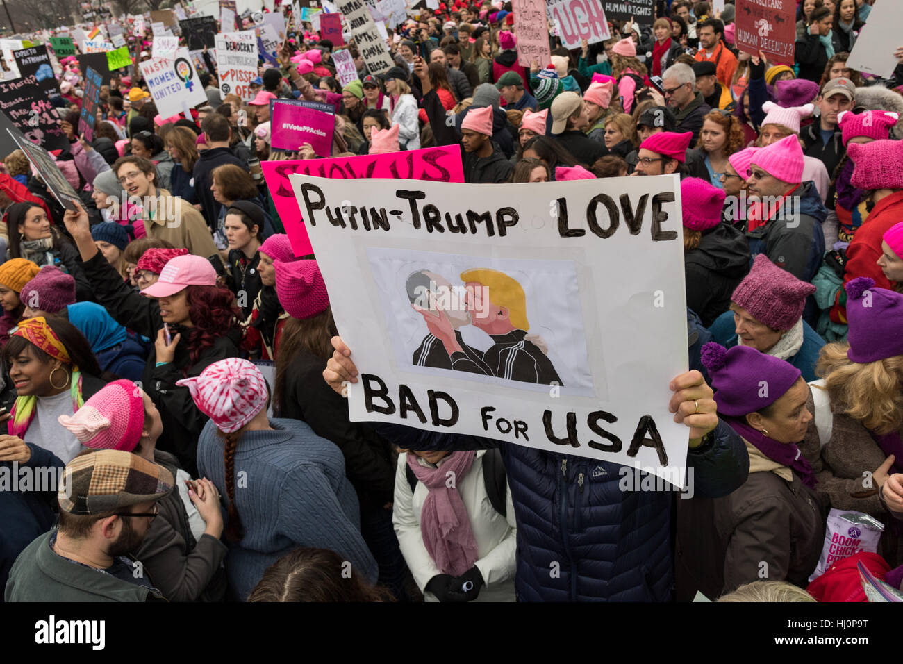 Washington, Stati Uniti d'America. Xxi gen, 2017.manifestanti segni d'onda durante la donna marzo su Washington in segno di protesta al presidente Donald Trump in Washington, DC. Più di 500.000 persone stipate National Mall in una pacifica e il festival di rally in un rimprovero del nuovo presidente. Credito: Planetpix/Alamy Live News Foto Stock