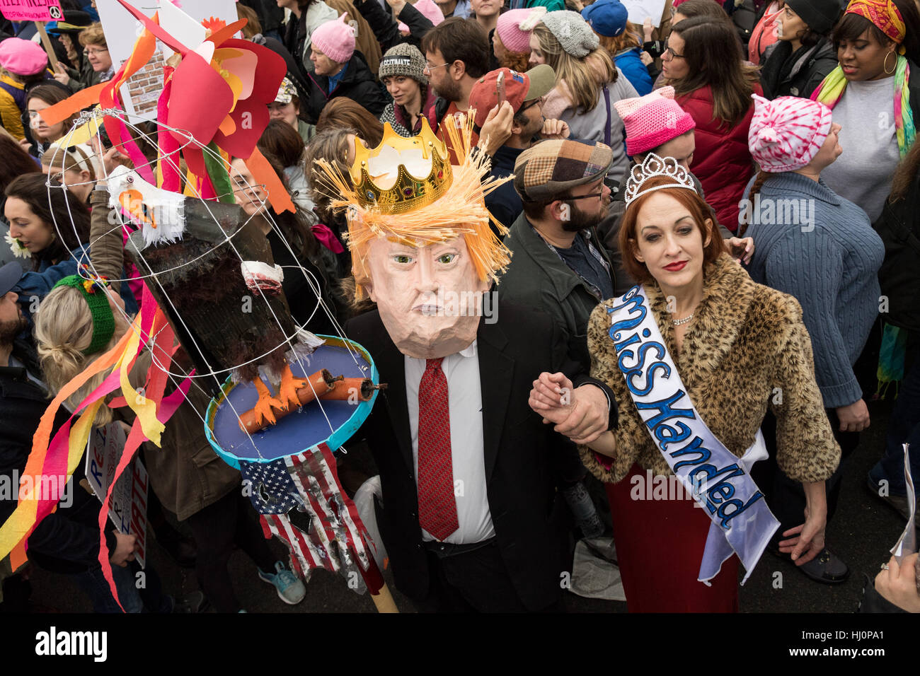 Washington, Stati Uniti d'America. Xxi gen, 2017.manifestanti costume come Paperino e Melania Trump durante la donna marzo su Washington in segno di protesta al presidente Donald Trump in Washington, DC. Più di 500.000 persone stipate National Mall in una pacifica e il festival di rally in un rimprovero del nuovo presidente. Credito: Planetpix/Alamy Live News Foto Stock