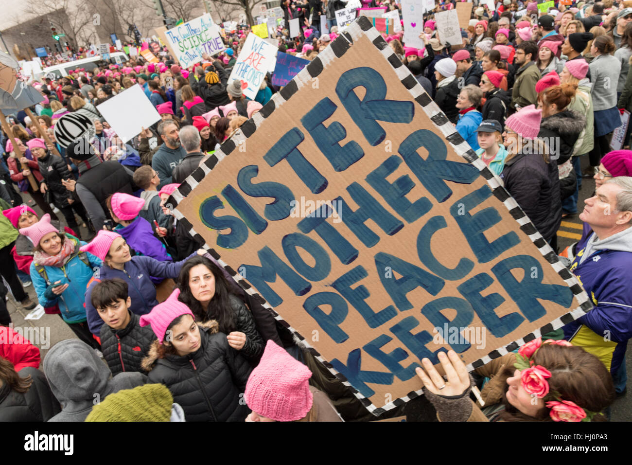 Washington, Stati Uniti d'America. Xxi gen, 2017.manifestanti segni d'onda durante la donna marzo su Washington in segno di protesta al presidente Donald Trump in Washington, DC. Più di 500.000 persone stipate National Mall in una pacifica e il festival di rally in un rimprovero del nuovo presidente. Credito: Planetpix/Alamy Live News Foto Stock