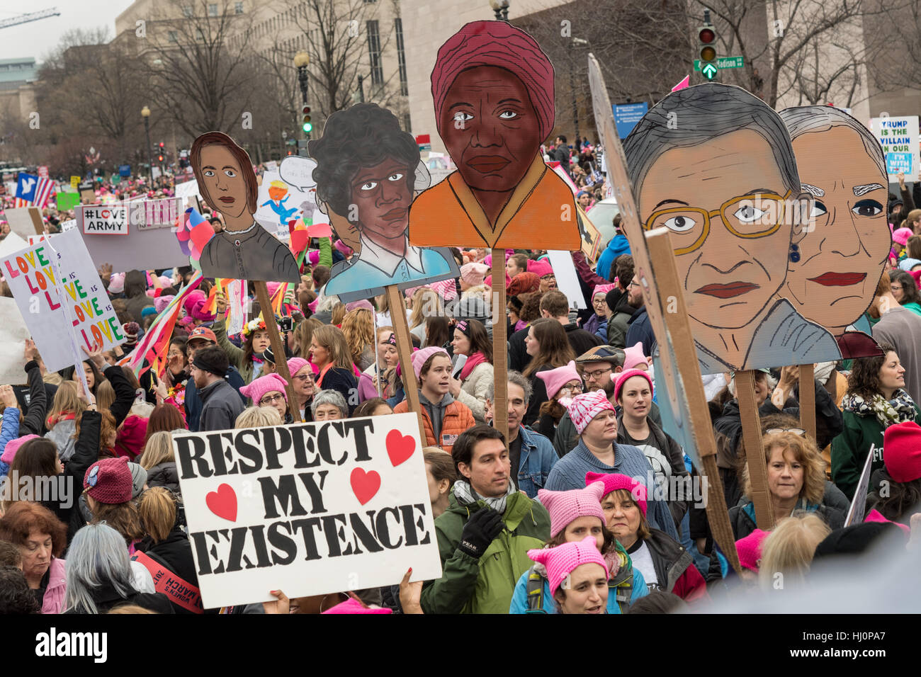 Washington, Stati Uniti d'America. Xxi gen, 2017.manifestanti segni d'onda durante la donna marzo su Washington in segno di protesta al presidente Donald Trump in Washington, DC. Più di 500.000 persone stipate National Mall in una pacifica e il festival di rally in un rimprovero del nuovo presidente. Credito: Planetpix/Alamy Live News Foto Stock