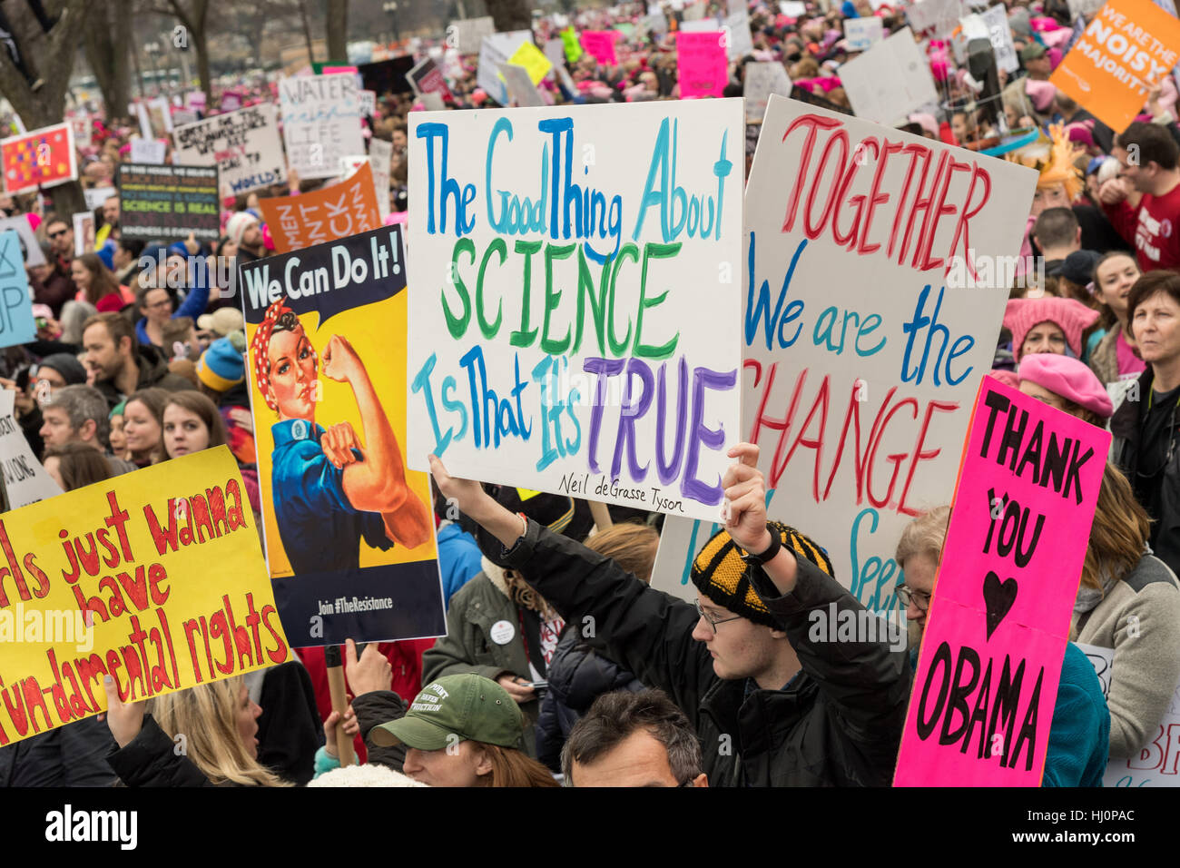 Washington, Stati Uniti d'America. Xxi gen, 2017.manifestanti segni d'onda durante la donna marzo su Washington in segno di protesta al presidente Donald Trump in Washington, DC. Più di 500.000 persone stipate National Mall in una pacifica e il festival di rally in un rimprovero del nuovo presidente. Credito: Planetpix/Alamy Live News Foto Stock