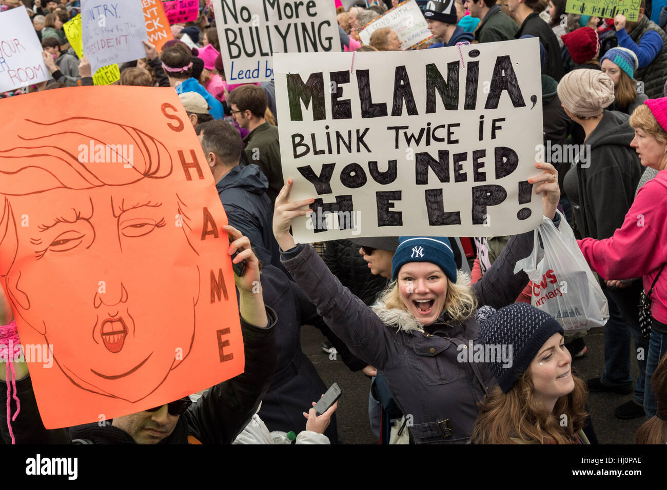 Washington, Stati Uniti d'America. Xxi gen, 2017.manifestanti segni d'onda durante la donna marzo su Washington in segno di protesta al presidente Donald Trump in Washington, DC. Più di 500.000 persone stipate National Mall in una pacifica e il festival di rally in un rimprovero del nuovo presidente. Credito: Planetpix/Alamy Live News Foto Stock