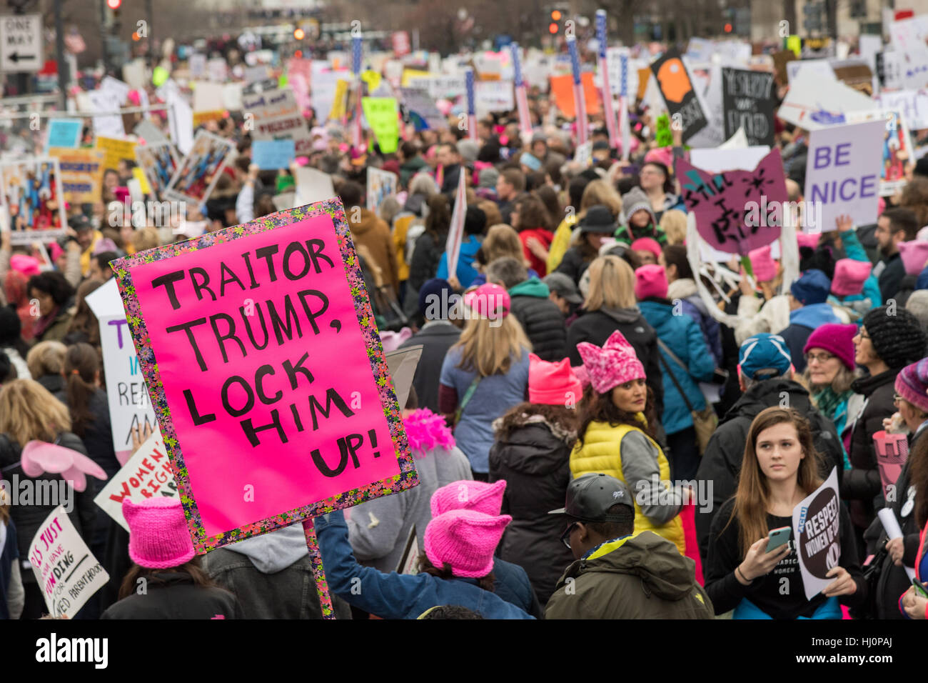 Washington, Stati Uniti d'America. Xxi gen, 2017.manifestanti segni d'onda durante la donna marzo su Washington in segno di protesta al presidente Donald Trump in Washington, DC. Più di 500.000 persone stipate National Mall in una pacifica e il festival di rally in un rimprovero del nuovo presidente. Credito: Planetpix/Alamy Live News Foto Stock