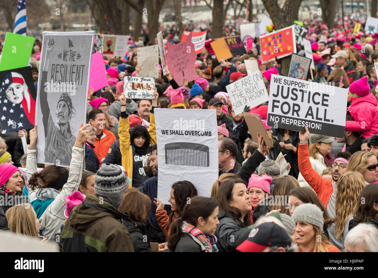 Washington, Stati Uniti d'America. Xxi gen, 2017.manifestanti segni d'onda durante la donna marzo su Washington in segno di protesta al presidente Donald Trump in Washington, DC. Più di 500.000 persone stipate National Mall in una pacifica e il festival di rally in un rimprovero del nuovo presidente. Credito: Planetpix/Alamy Live News Foto Stock