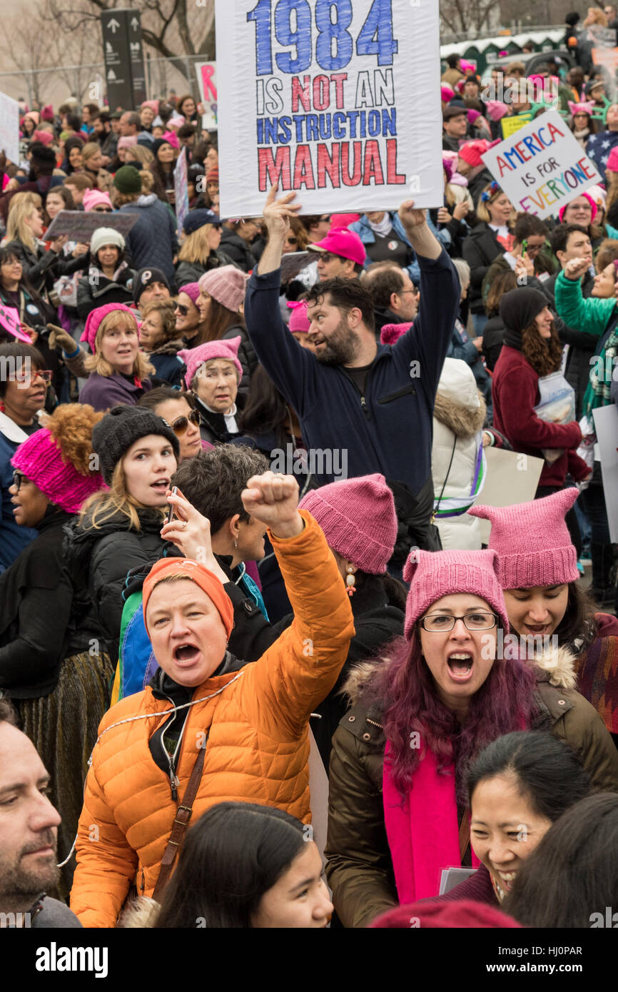 Washington, Stati Uniti d'America. Xxi gen, 2017.manifestanti segni d'onda durante la donna marzo su Washington in segno di protesta al presidente Donald Trump in Washington, DC. Più di 500.000 persone stipate National Mall in una pacifica e il festival di rally in un rimprovero del nuovo presidente. Credito: Planetpix/Alamy Live News Foto Stock