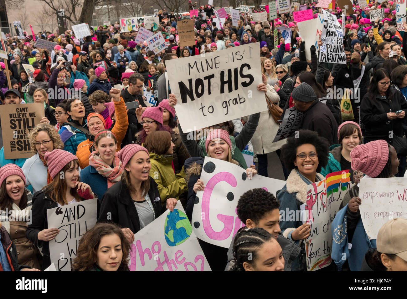 Washington, Stati Uniti d'America. Xxi gen, 2017.manifestanti segni d'onda durante la donna marzo su Washington in segno di protesta al presidente Donald Trump in Washington, DC. Più di 500.000 persone stipate National Mall in una pacifica e il festival di rally in un rimprovero del nuovo presidente. Credito: Planetpix/Alamy Live News Foto Stock
