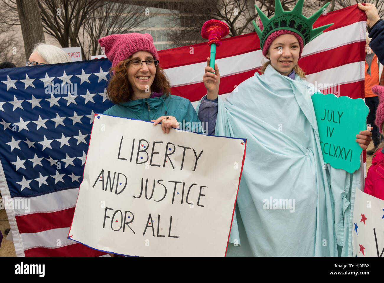 Washington, Stati Uniti d'America. Xxi gen, 2017.manifestanti rally durante le donne del marzo su Washington in segno di protesta al presidente Donald Trump in Washington, DC. Più di 500.000 persone stipate National Mall in una pacifica e il festival di rally in un rimprovero del nuovo presidente. Credito: Planetpix/Alamy Live News Foto Stock