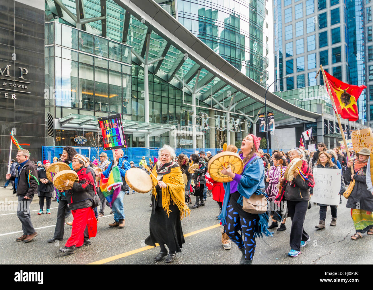 Vancouver, Canada. Xxi gen, 2017. Vancouver Womens marzo davanti al Trump Tower, Vancouver, British Columbia, Canada. Credito: Michael Wheatley/Alamy Live News Foto Stock