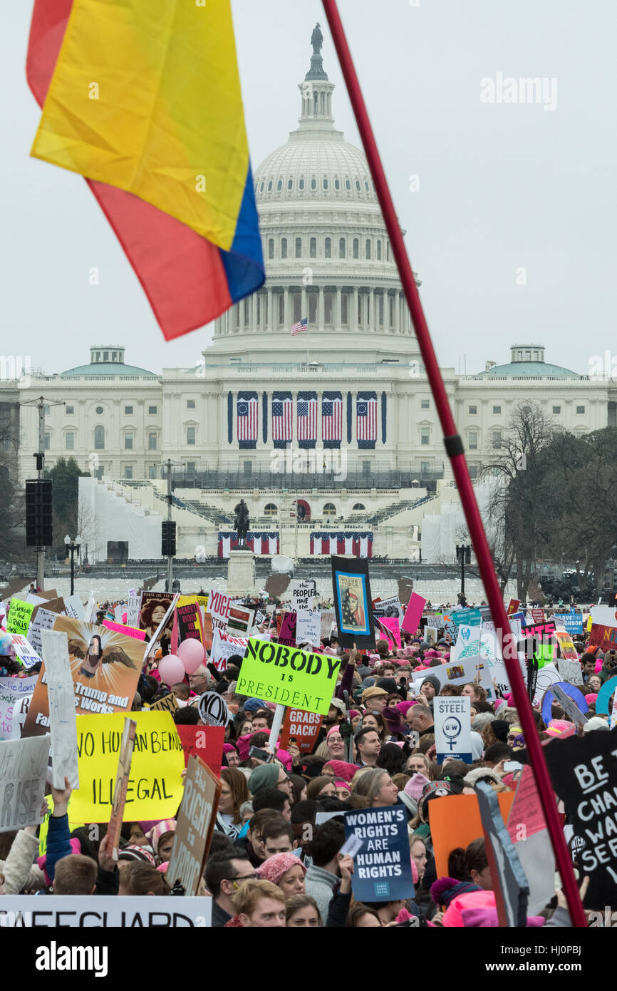 Washington, Stati Uniti d'America. Xxi gen, 2017.manifestanti segni d'onda durante la donna marzo su Washington in segno di protesta al presidente Donald Trump in Washington, DC. Più di 500.000 persone stipate National Mall in una pacifica e il festival di rally in un rimprovero del nuovo presidente. Credito: Planetpix/Alamy Live News Foto Stock