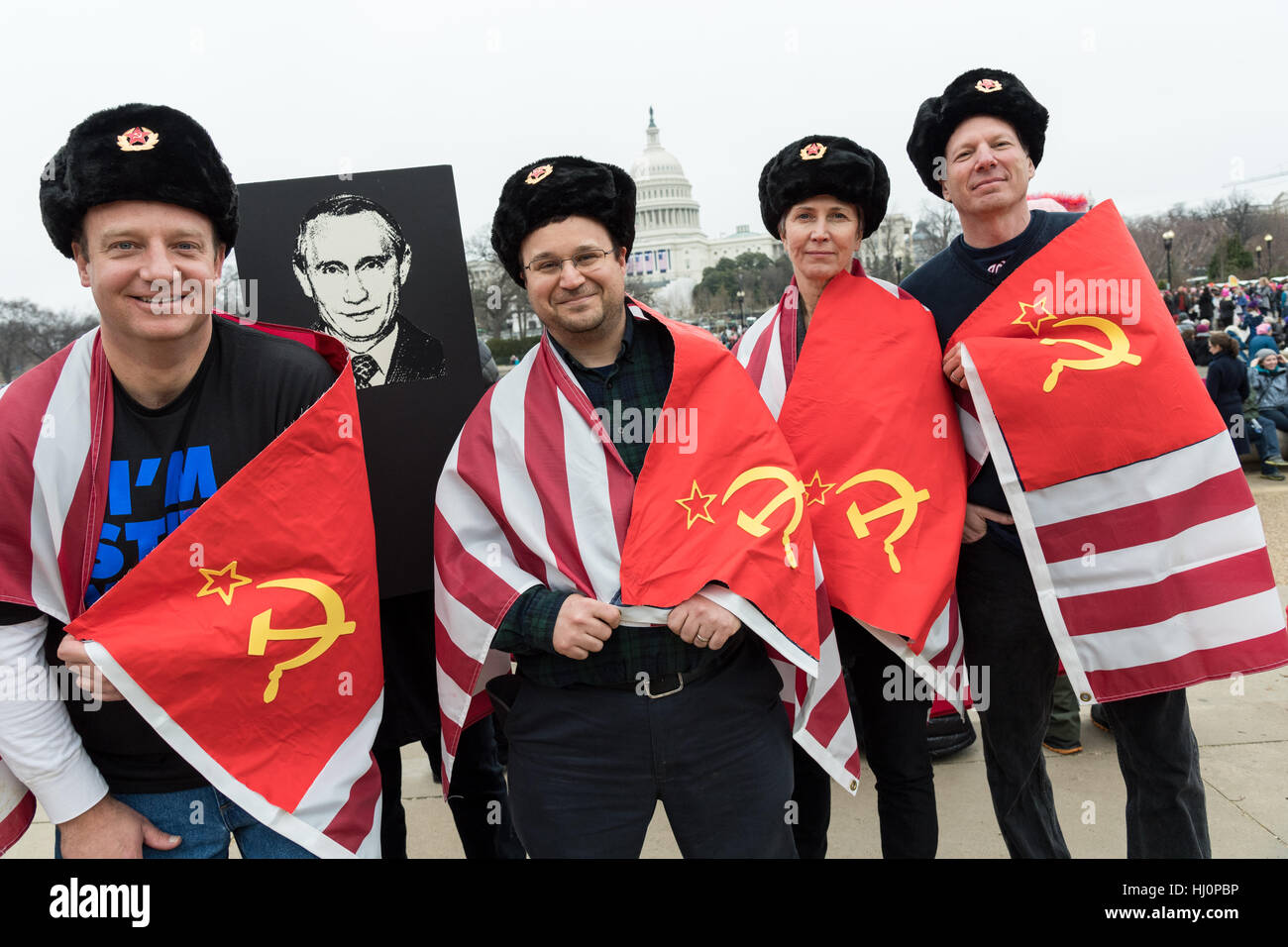 Washington, Stati Uniti d'America. Xxi gen, 2017.i manifestanti che indossano costumi russi durante la donna marzo su Washington in segno di protesta al presidente Donald Trump in Washington, DC. Più di 500.000 persone stipate National Mall in una pacifica e il festival di rally in un rimprovero del nuovo presidente. Credito: Planetpix/Alamy Live News Foto Stock