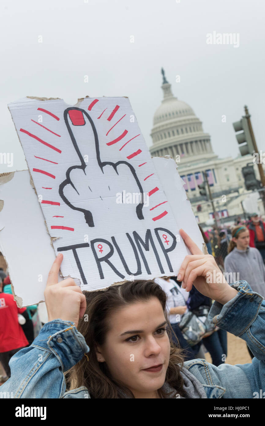 Washington, Stati Uniti d'America. Xxi gen, 2017.un dimostratore onde un segno durante la donna marzo su Washington in segno di protesta al presidente Donald Trump in Washington, DC. Più di 500.000 persone stipate National Mall in una pacifica e il festival di rally in un rimprovero del nuovo presidente. Credito: Planetpix/Alamy Live News Foto Stock