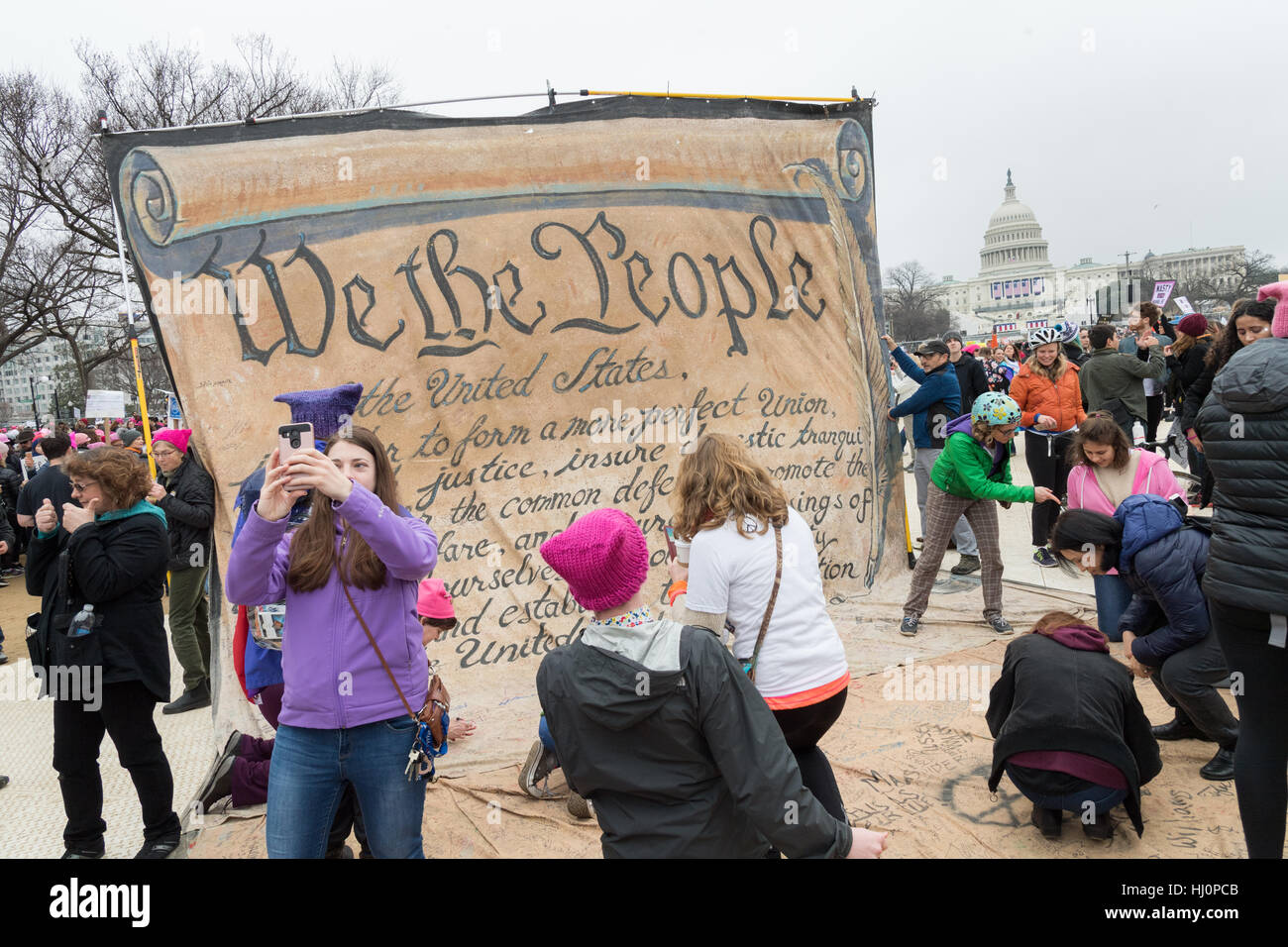 Washington, Stati Uniti d'America. Xxi gen, 2017.manifestanti firmare una petizione gigante durante le donne del marzo su Washington in segno di protesta al presidente Donald Trump in Washington, DC. Più di 500.000 persone stipate National Mall in una pacifica e il festival di rally in un rimprovero del nuovo presidente. Credito: Planetpix/Alamy Live News Foto Stock
