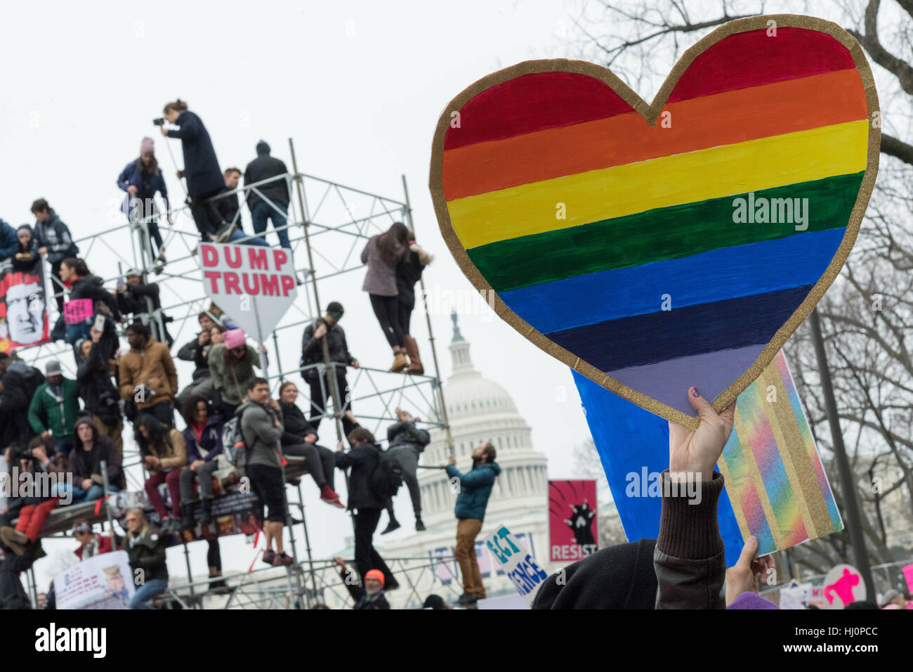 Washington, Stati Uniti d'America. Xxi gen, 2017.manifestanti ponteggi salire a sinistra oltre dall inaugurazione di fronte all'U.S. Capitol durante la donna marzo su Washington in segno di protesta al presidente Donald Trump in Washington, DC. Più di 500.000 persone stipate National Mall in una pacifica e il festival di rally in un rimprovero del nuovo presidente. Credito: Planetpix/Alamy Live News Foto Stock
