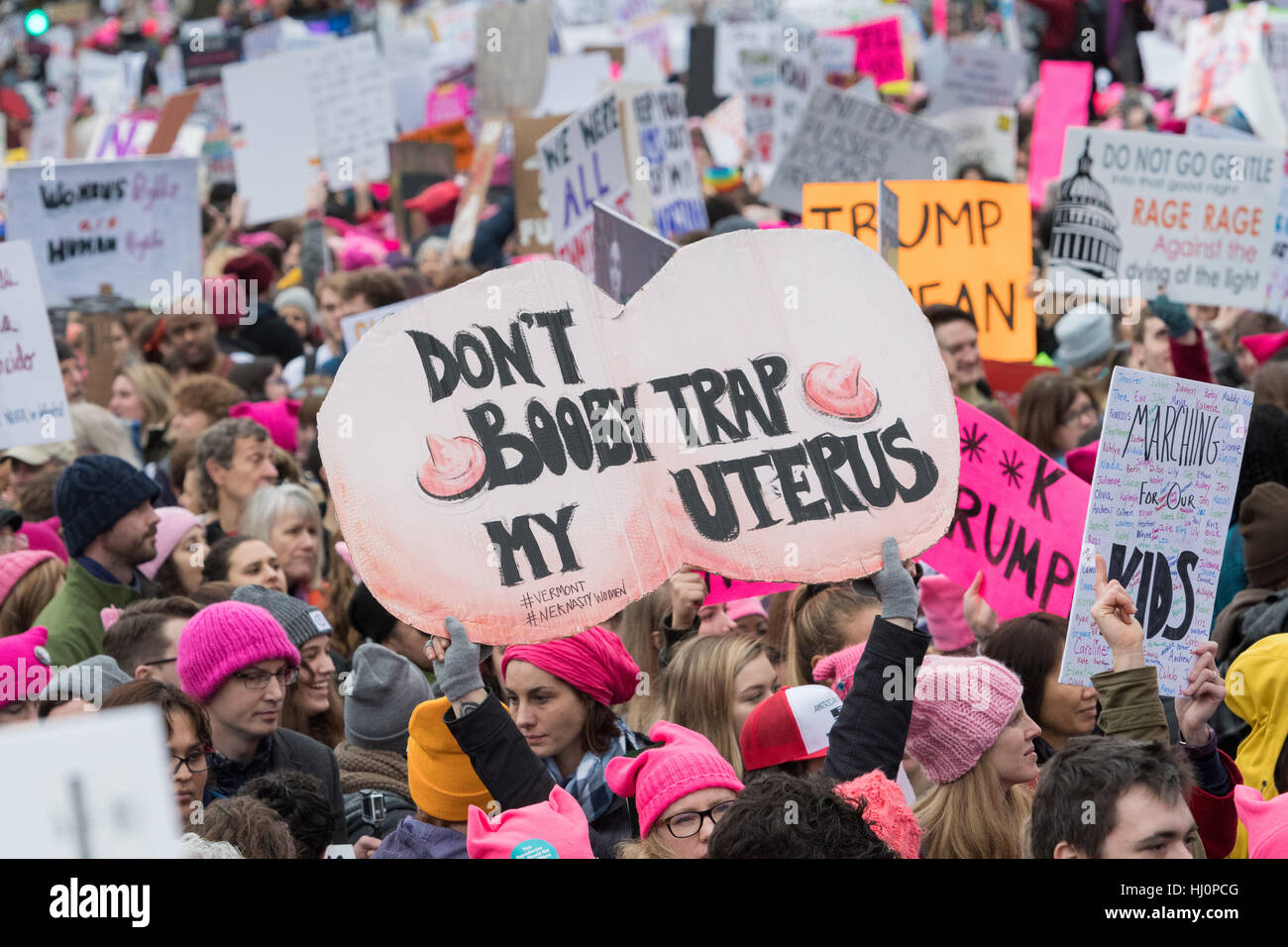 Washington, Stati Uniti d'America. Xxi gen, 2017.manifestanti segni d'onda durante la donna marzo su Washington in segno di protesta al presidente Donald Trump in Washington, DC. Più di 500.000 persone stipate National Mall in una pacifica e il festival di rally in un rimprovero del nuovo presidente. Credito: Planetpix/Alamy Live News Foto Stock