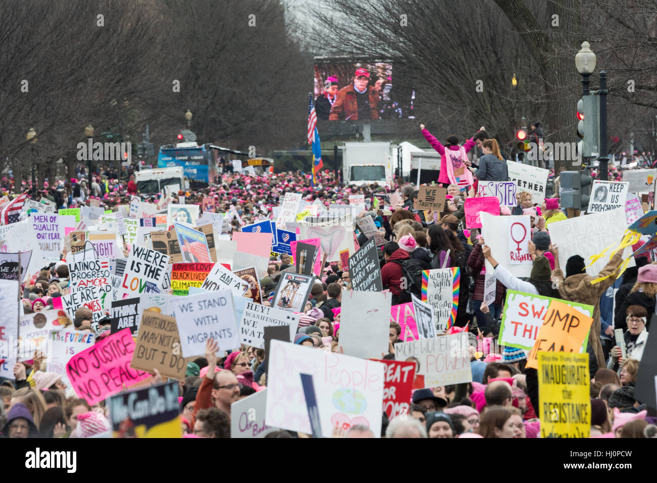 Washington, Stati Uniti d'America. Xxi gen, 2017.manifestanti segni d'onda durante la donna marzo su Washington in segno di protesta al presidente Donald Trump in Washington, DC. Più di 500.000 persone stipate National Mall in una pacifica e il festival di rally in un rimprovero del nuovo presidente. Credito: Planetpix/Alamy Live News Foto Stock