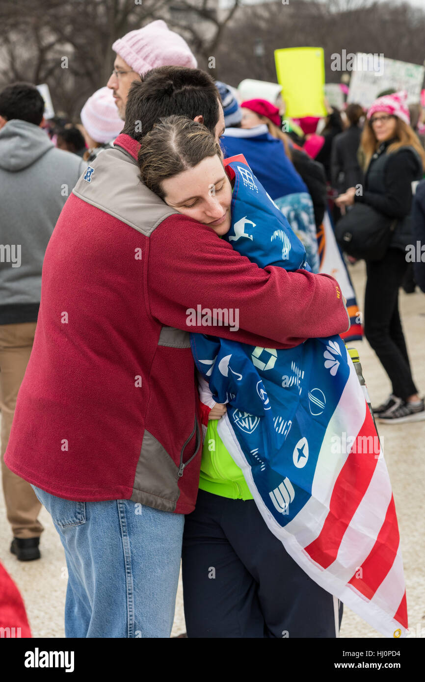 Washington, Stati Uniti d'America. Xxi gen, 2017.L'esausto giovane abbracciare durante la donna marzo su Washington in segno di protesta al presidente Donald Trump in Washington, DC. Più di 500.000 persone stipate National Mall in una pacifica e il festival di rally in un rimprovero del nuovo presidente. Credito: Planetpix/Alamy Live News Foto Stock