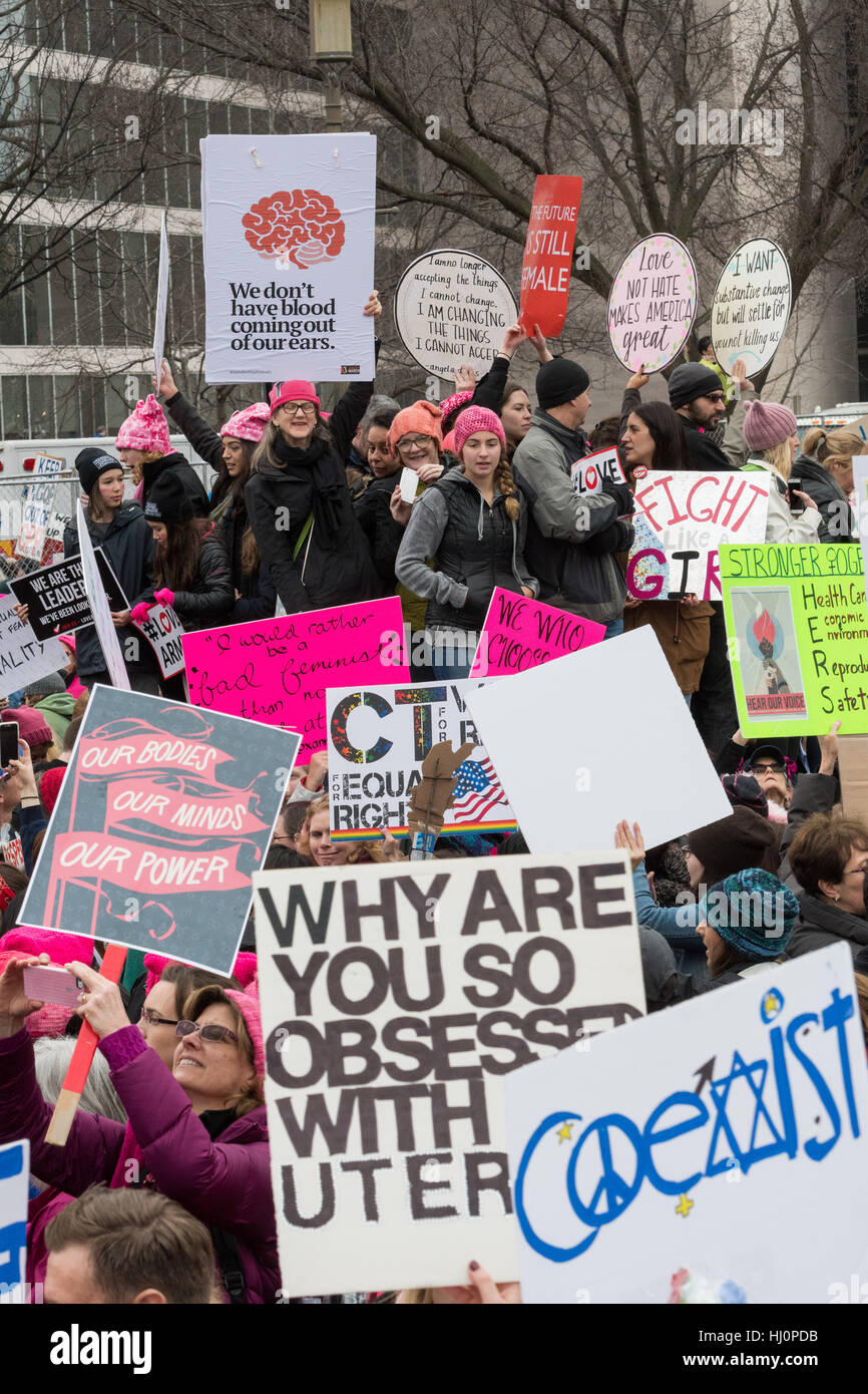 Washington, Stati Uniti d'America. Xxi gen, 2017.manifestanti segni d'onda durante la donna marzo su Washington in segno di protesta al presidente Donald Trump in Washington, DC. Più di 500.000 persone stipate National Mall in una pacifica e il festival di rally in un rimprovero del nuovo presidente. Credito: Planetpix/Alamy Live News Foto Stock