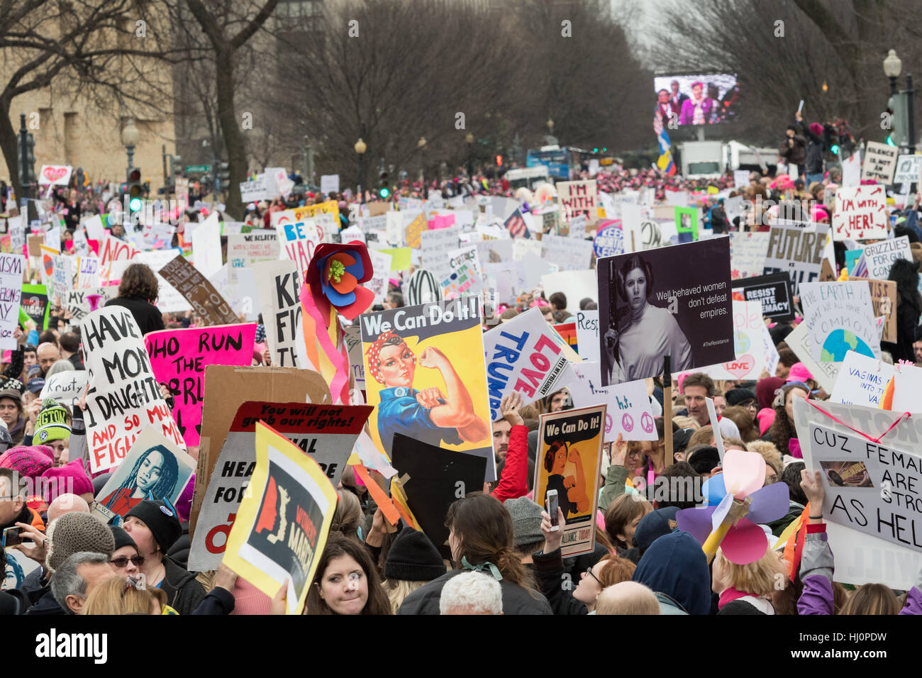Washington, Stati Uniti d'America. Xxi gen, 2017.manifestanti segni d'onda durante la donna marzo su Washington in segno di protesta al presidente Donald Trump in Washington, DC. Più di 500.000 persone stipate National Mall in una pacifica e il festival di rally in un rimprovero del nuovo presidente. Credito: Planetpix/Alamy Live News Foto Stock