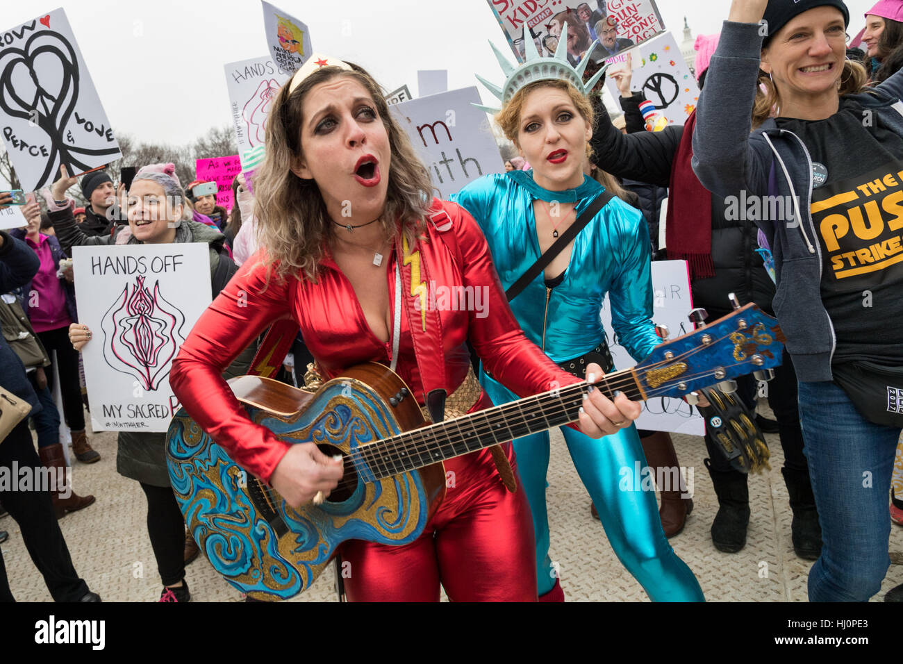 Washington, Stati Uniti d'America. Xxi gen, 2017.manifestanti in costume riprodurre musica durante le donne del marzo su Washington in segno di protesta al presidente Donald Trump in Washington, DC. Più di 500.000 persone stipate National Mall in una pacifica e il festival di rally in un rimprovero del nuovo presidente. Credito: Planetpix/Alamy Live News Foto Stock