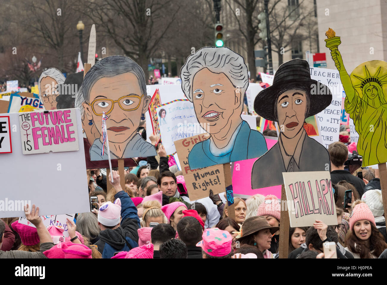 Washington, Stati Uniti d'America. Xxi gen, 2017.manifestanti segni d'onda durante la donna marzo su Washington in segno di protesta al presidente Donald Trump in Washington, DC. Più di 500.000 persone stipate National Mall in una pacifica e il festival di rally in un rimprovero del nuovo presidente. Credito: Planetpix/Alamy Live News Foto Stock