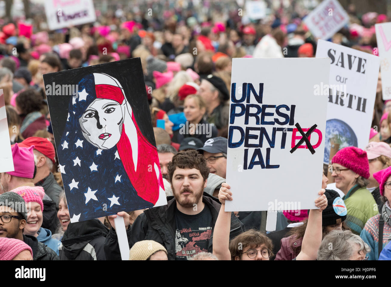 Washington, Stati Uniti d'America. Xxi gen, 2017.manifestanti segni d'onda durante la donna marzo su Washington in segno di protesta al presidente Donald Trump in Washington, DC. Più di 500.000 persone stipate National Mall in una pacifica e il festival di rally in un rimprovero del nuovo presidente. Credito: Planetpix/Alamy Live News Foto Stock