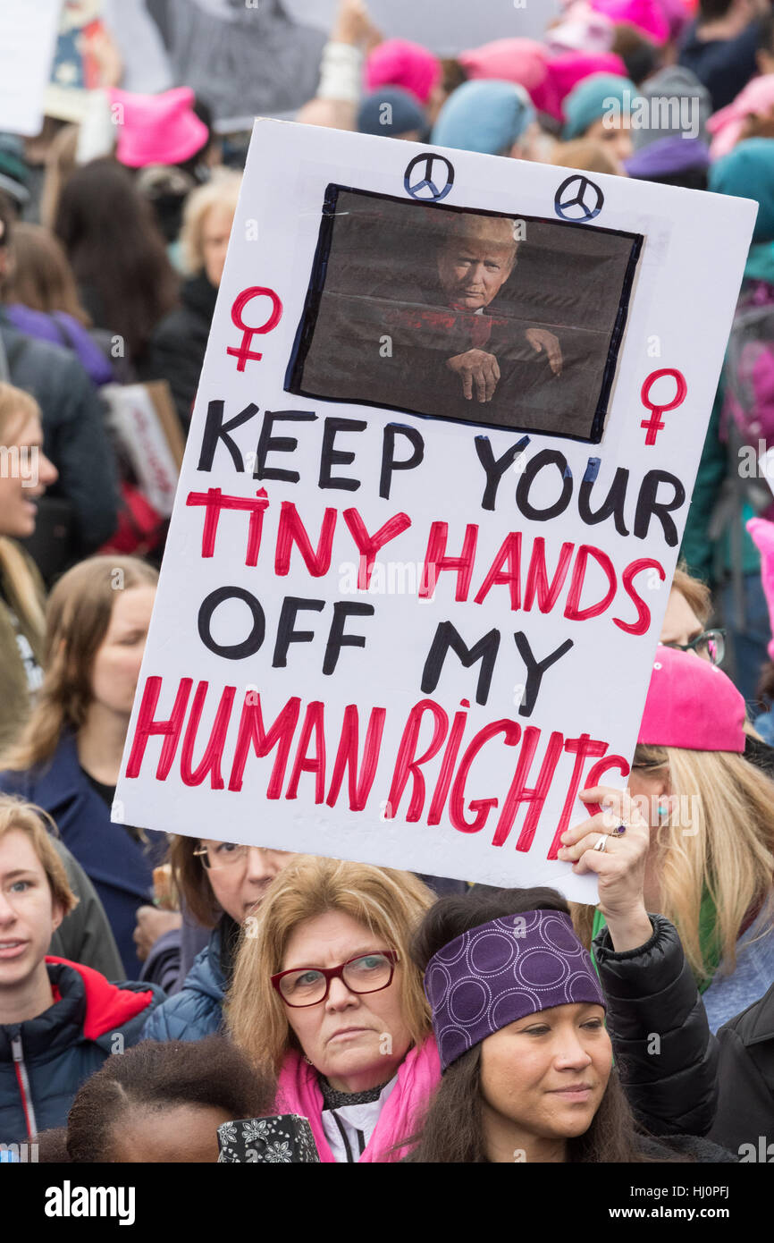 Washington, Stati Uniti d'America. Xxi gen, 2017.manifestanti segni d'onda durante la donna marzo su Washington in segno di protesta al presidente Donald Trump in Washington, DC. Più di 500.000 persone stipate National Mall in una pacifica e il festival di rally in un rimprovero del nuovo presidente. Credito: Planetpix/Alamy Live News Foto Stock