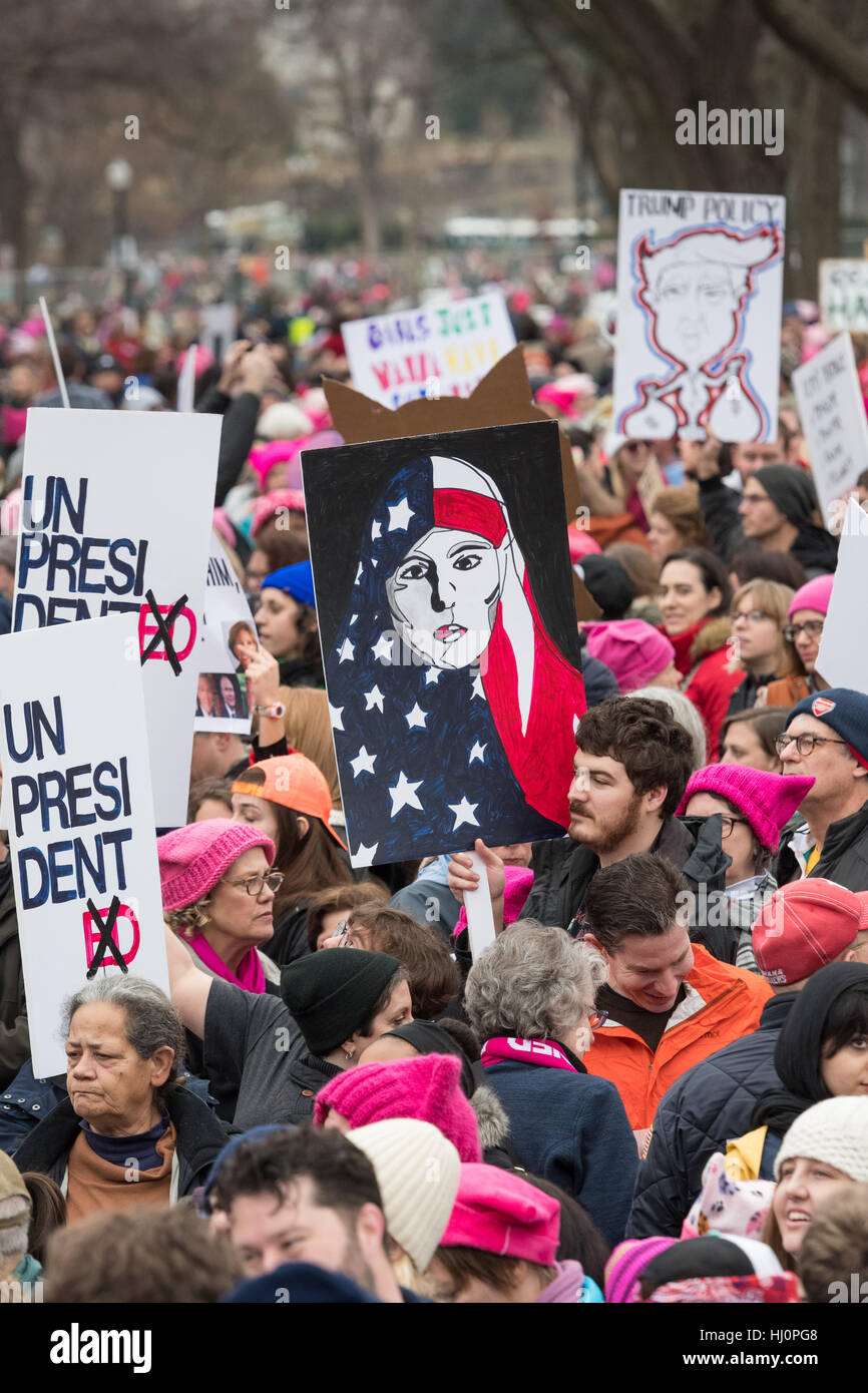 Washington, Stati Uniti d'America. Xxi gen, 2017.manifestanti segni d'onda durante la donna marzo su Washington in segno di protesta al presidente Donald Trump in Washington, DC. Più di 500.000 persone stipate National Mall in una pacifica e il festival di rally in un rimprovero del nuovo presidente. Credito: Planetpix/Alamy Live News Foto Stock