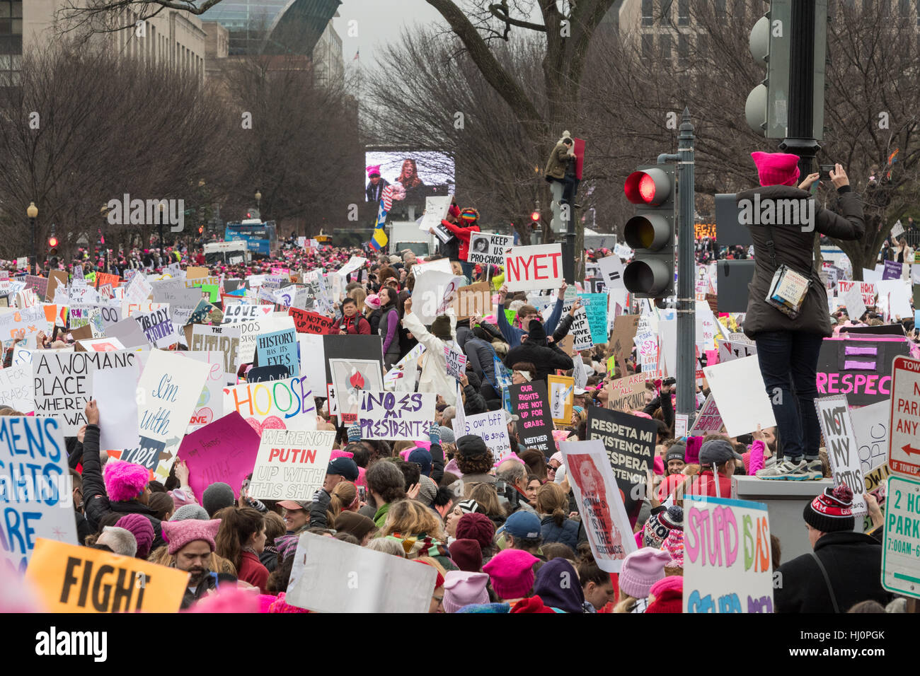 Washington, Stati Uniti d'America. Xxi gen, 2017.manifestanti segni d'onda durante la donna marzo su Washington in segno di protesta al presidente Donald Trump in Washington, DC. Più di 500.000 persone stipate National Mall in una pacifica e il festival di rally in un rimprovero del nuovo presidente. Credito: Planetpix/Alamy Live News Foto Stock