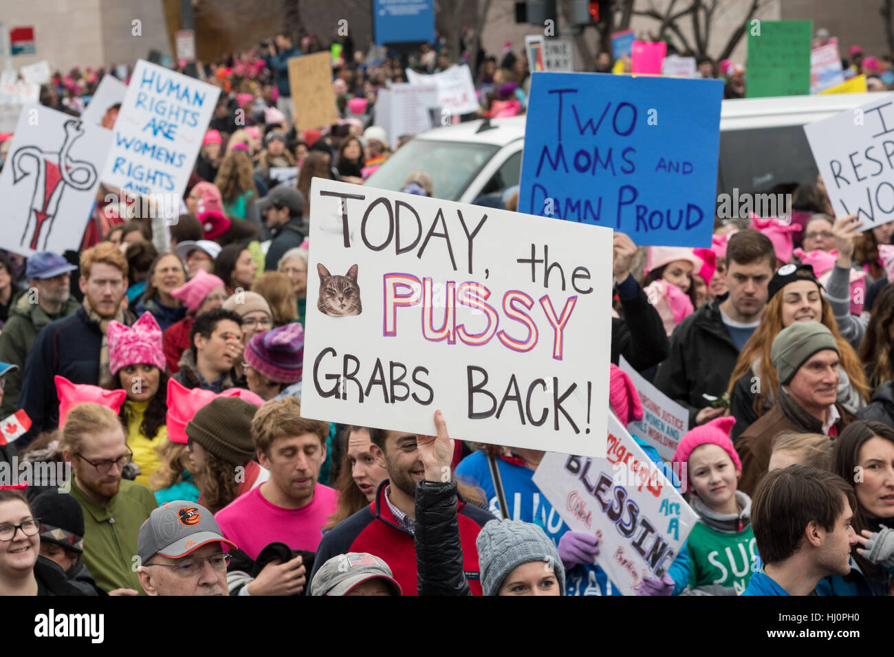 Washington, Stati Uniti d'America. Xxi gen, 2017.manifestanti segni d'onda durante la donna marzo su Washington in segno di protesta al presidente Donald Trump in Washington, DC. Più di 500.000 persone stipate National Mall in una pacifica e il festival di rally in un rimprovero del nuovo presidente. Credito: Planetpix/Alamy Live News Foto Stock