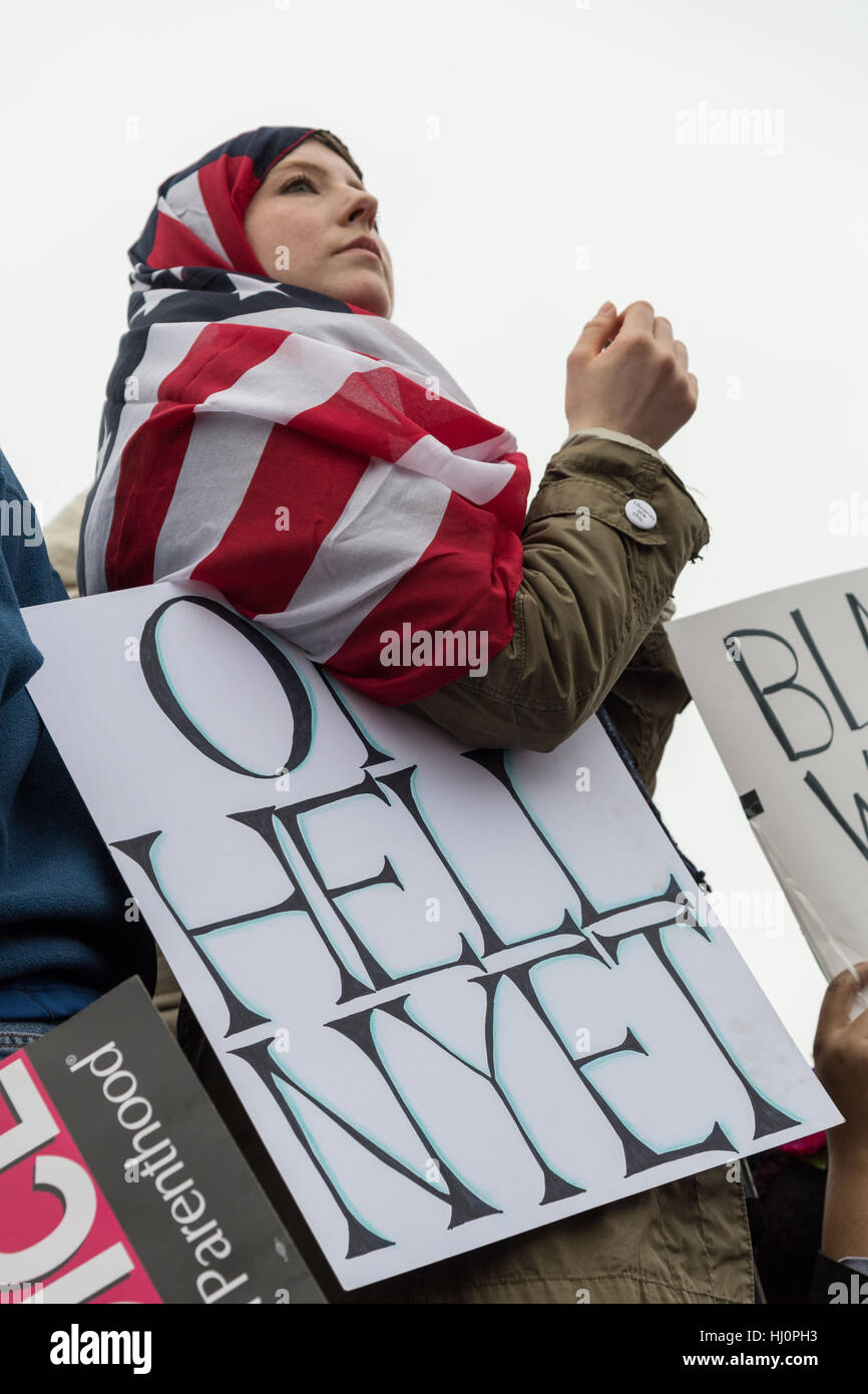 Washington, Stati Uniti d'America. Xxi gen, 2017.una donna musulmana indossa una bandiera americana come hijab durante la donna marzo su Washington in segno di protesta al presidente Donald Trump in Washington, DC. Più di 500.000 persone stipate National Mall in una pacifica e il festival di rally in un rimprovero del nuovo presidente. Credito: Planetpix/Alamy Live News Foto Stock