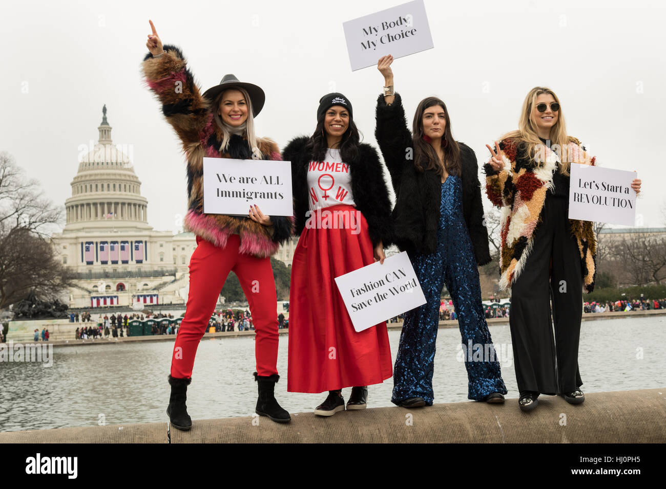 Washington, Stati Uniti d'America. Xxi gen, 2017.manifestanti pongono di fronte alla U.S. Capitol Building durante la donna marzo su Washington in segno di protesta al presidente Donald Trump in Washington, DC. Più di 500.000 persone stipate National Mall in una pacifica e il festival di rally in un rimprovero del nuovo presidente. Credito: Planetpix/Alamy Live News Foto Stock