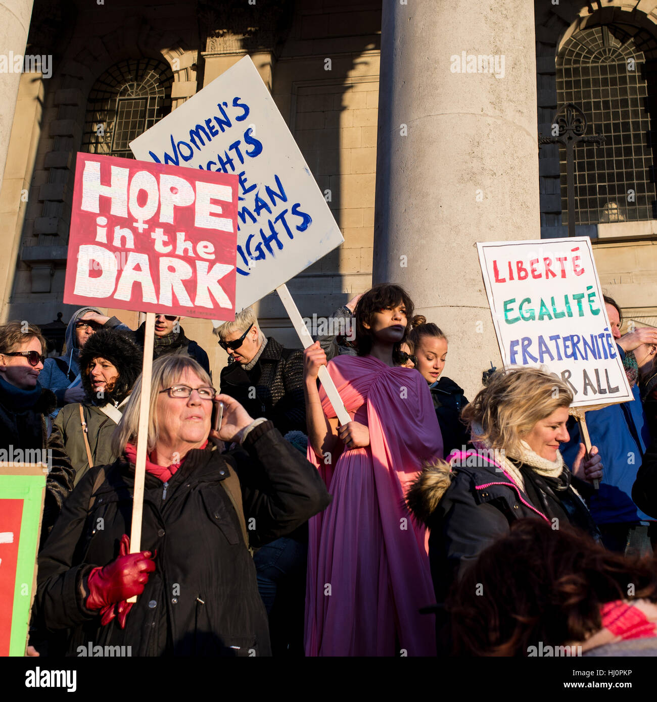 London, Regno Unito - 21 gennaio 2017. Donne azienda segni di protesta per i diritti delle donne. Migliaia di manifestanti radunati in Trafalgar Square a frequentare le donne del marzo contro Donald Trump chiamando per i diritti umani e la parità. Foto Stock