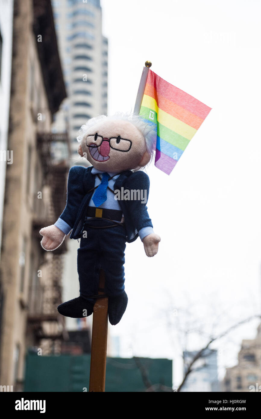 New York, NY, STATI UNITI D'AMERICA. Il 21 gennaio, 2017. Le donne di marzo su NYC. Un manifestante porta un Bernie Sanders bambola con una bandiera arcobaleno durante il mese di marzo. Credito: Matteo Cherchio/Alamy Live News Foto Stock