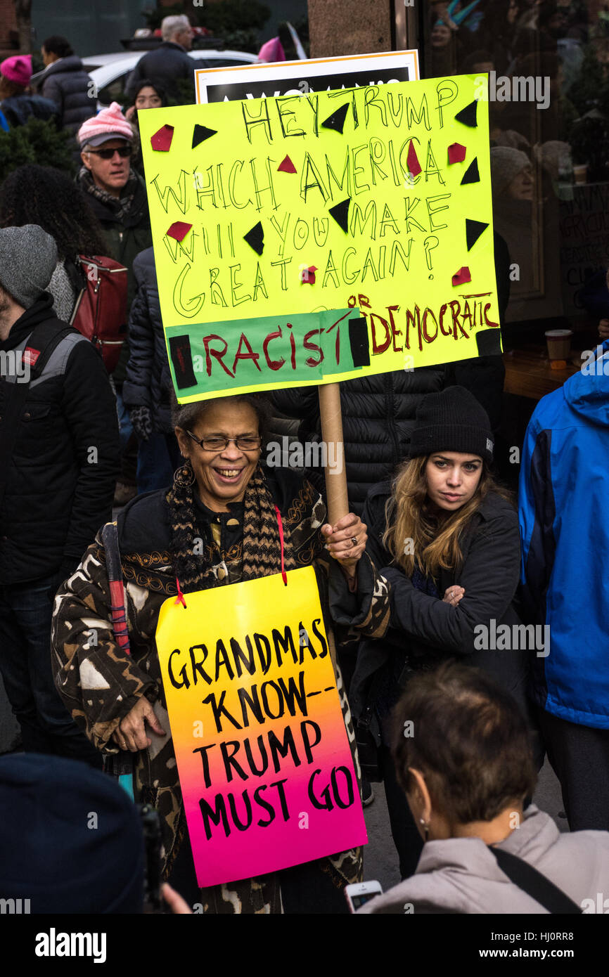 New York, NY, STATI UNITI D'AMERICA. Il 21 gennaio 2017. Le donne di marzo su NYC. Un manifestante indossa una lettura del segno ''dalle due nonne sanno -- Trump deve andare' e in posa per una fotografia durante il mese di marzo. Credito: Matteo Cherchio/Alamy Live News Foto Stock