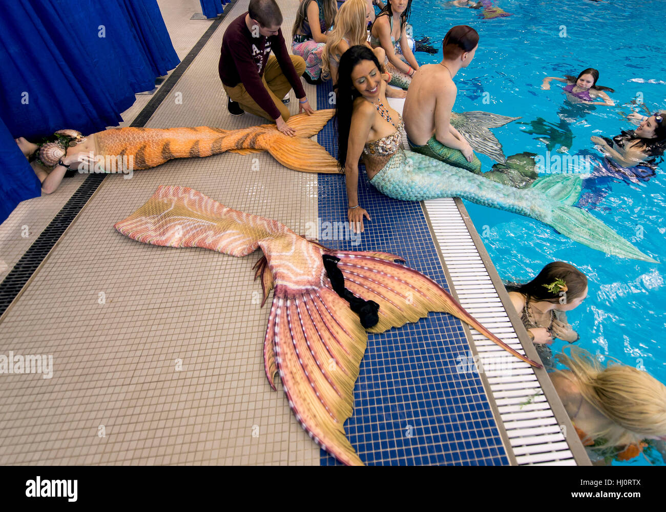 Greensboro, Nord Carolina, Stati Uniti d'America. Xxi gen, 2017. Il Tritone a raccogliere MerMania NC 2017, il più grande raduno mondiale di amatoriali e professionali di sirene e mermen. Credito: Brian Cahn/ZUMA filo/Alamy Live News Foto Stock