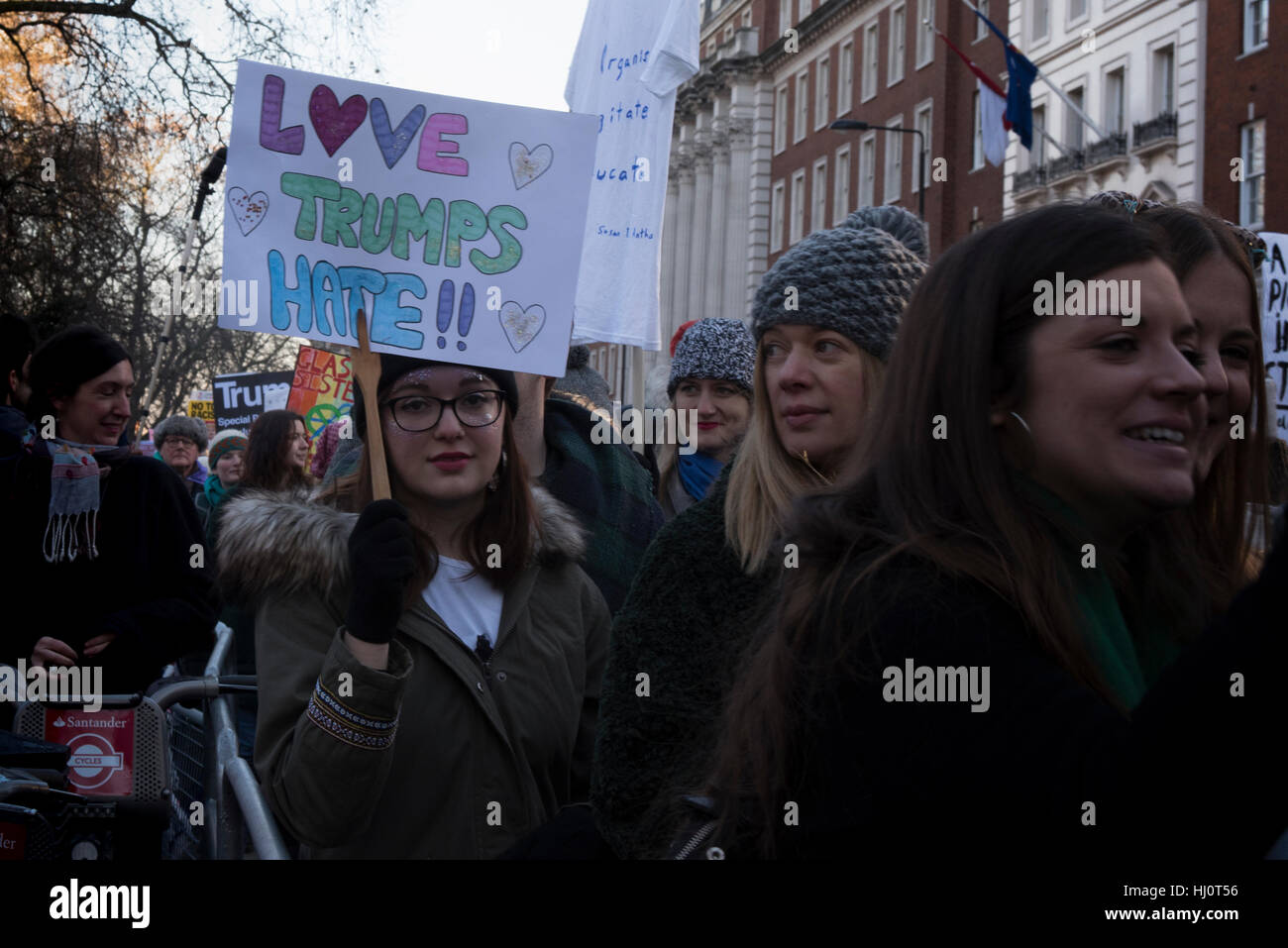 L amore trionfi odio - segno all'Womens marzo a Londra il 21 gennaio 2017 da un anonimo femal protestor. Foto Stock