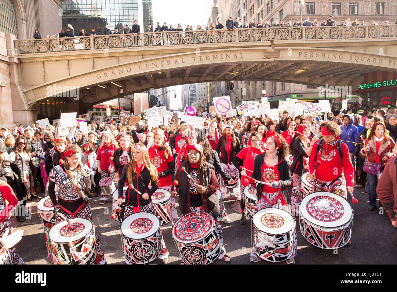 New York, Stati Uniti d'America. 27 Settembre, 2017. Le donne di marzo a New York. Molte band ha suonato e molte persone ha intonato a mantenere lo slancio della folla, di fronte al grand central station su 42 st Credito: Bob Londra/Alamy Live News Foto Stock