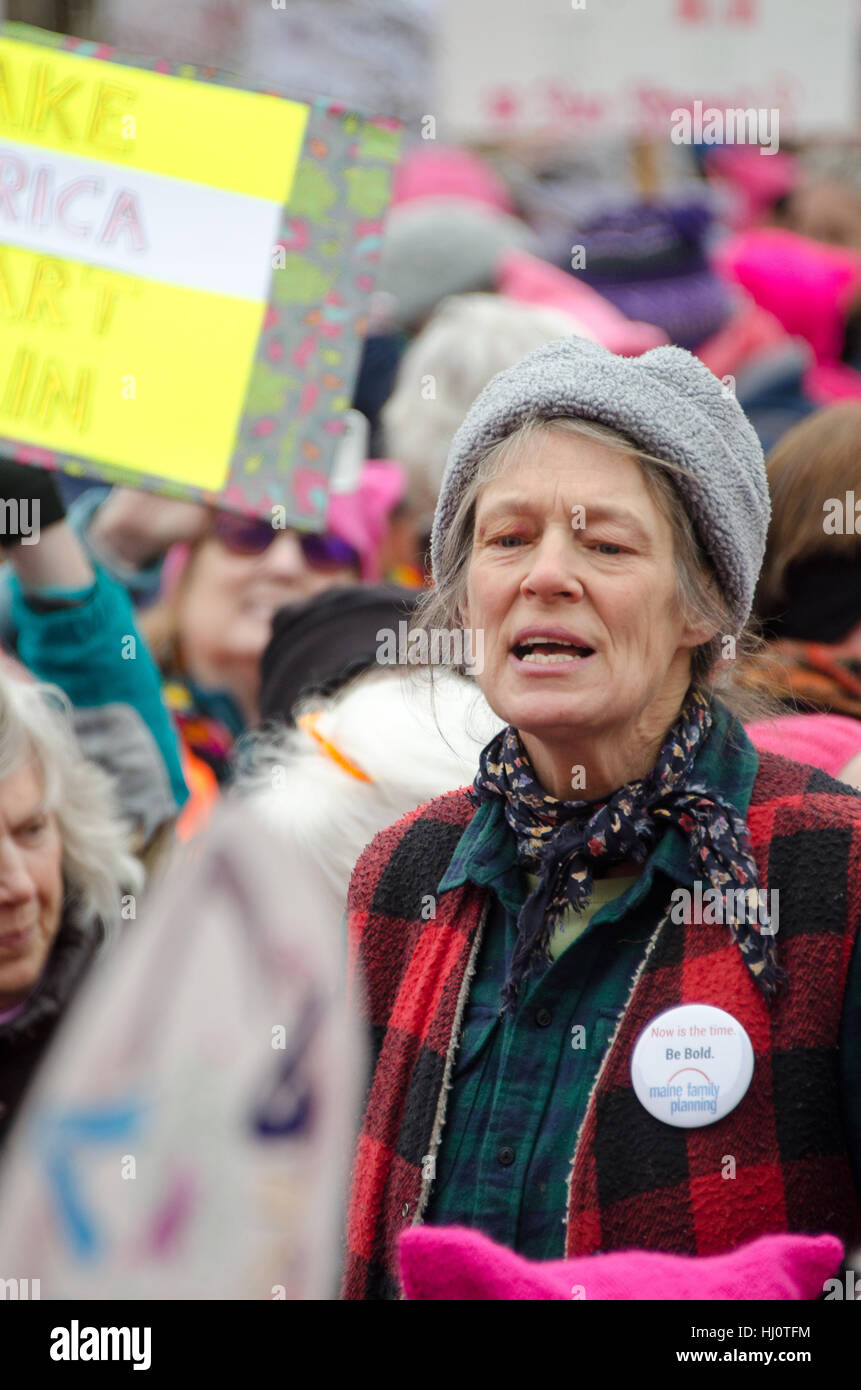 Augusta, Maine, Stati Uniti d'America. Xxi gen, 2017. Le donne di marzo su Maine rally nella parte anteriore del Maine State Capitol. Il mese di marzo il Maine è una sorella rally per le donne del marzo su Washington. Credito: Jennifer Booher/Alamy Live News Foto Stock