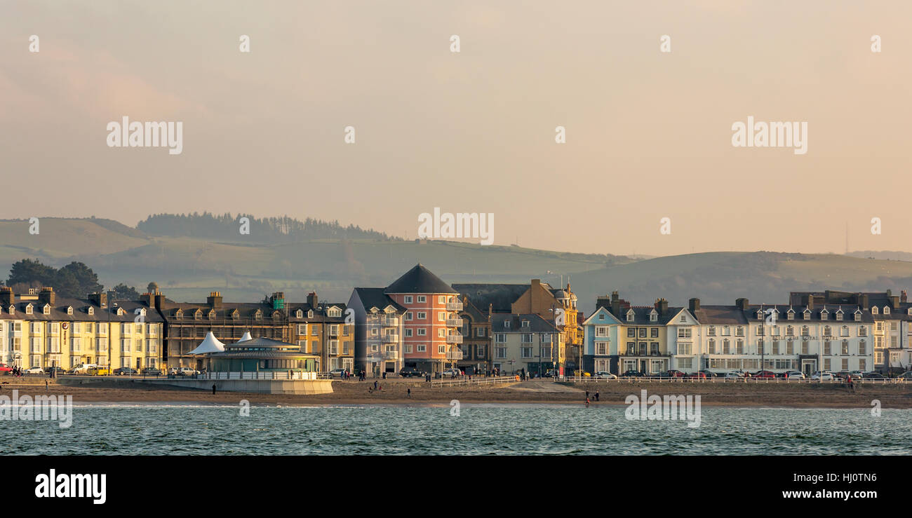 Aberystwyth, Ceredigion, Wales, Regno Unito. Xxi Gennaio 2017 UK Meteo: un sacco di gente fuori e circa godendo il calmo come il sole tramonta in Aberystwyth, dopo una chiara giornata di sole. © Ian Jones/Alamy Live News Foto Stock