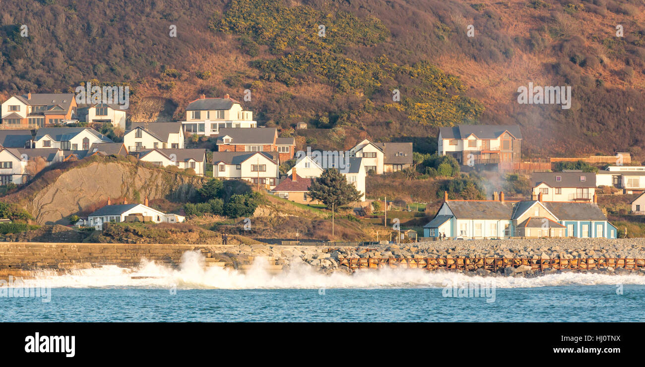 Aberystwyth, Ceredigion, Wales, Regno Unito. Xxi Gennaio 2017 UK Meteo: le persone che si godono la calma meteo come il sole tramonta in Aberystwyth, dopo una chiara giornata di sole. © Ian Jones/Alamy Live News Foto Stock