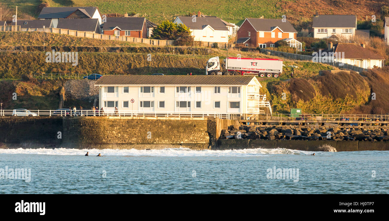 Aberystwyth, Ceredigion, Wales, Regno Unito. Xxi Gennaio 2017 UK Meteo: le persone che si godono la calma meteo come il sole tramonta in Aberystwyth, dopo una chiara giornata di sole. © Ian Jones/Alamy Live News Foto Stock