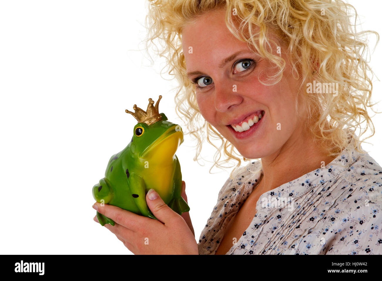 Giovane donna con frog prince esentati su una superficie bianca Foto Stock