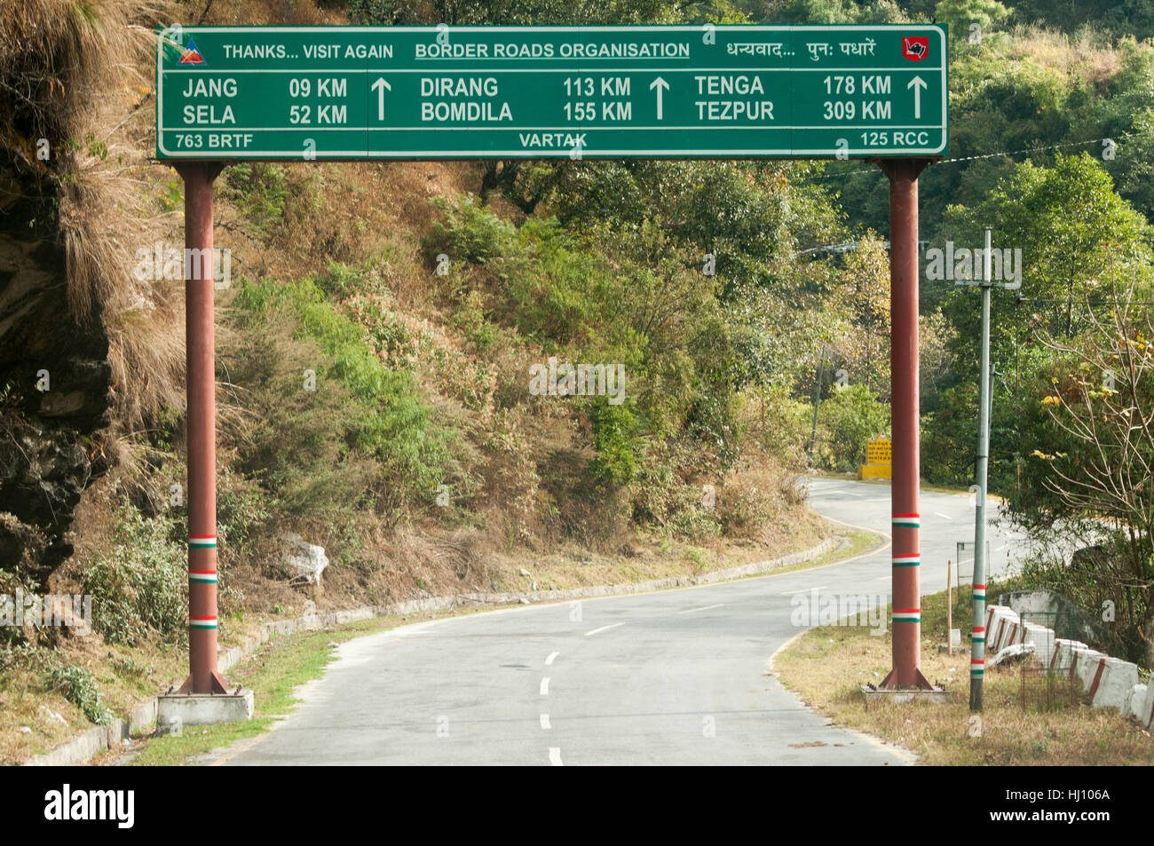 Strade di confine organizzazione (FR) firmare montato sopra la strada tra Tawang, vicino al confine Indo-Tibetan e la pianura di Assam Foto Stock